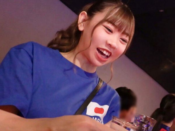 素人サッカー女子を酔わせて囲んで潮吹きアクメ♡玉転がしを観戦したら自分も玉転がしするハメになってハメられる(笑)